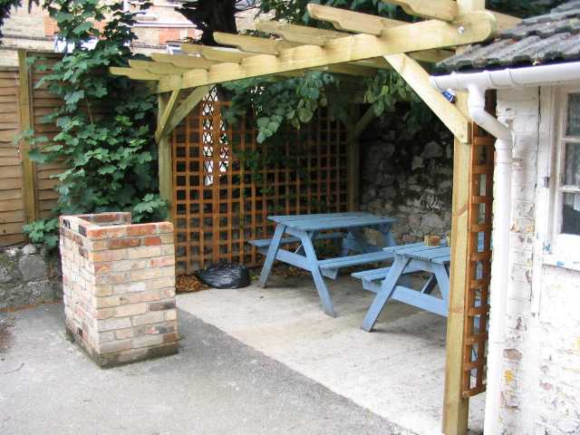 Bournemouth Backpackers Hostel has a barbeque area